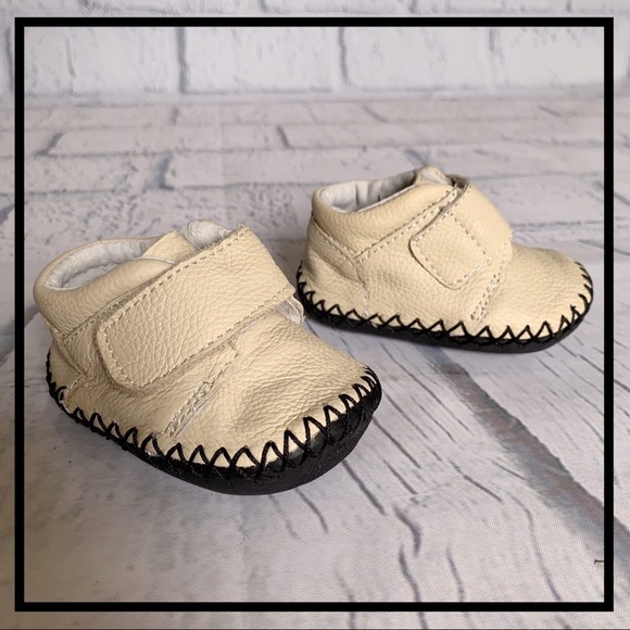 OUTBAK’S Ivory Leather Infant Crib Mocassins - Picture 2 of 6
